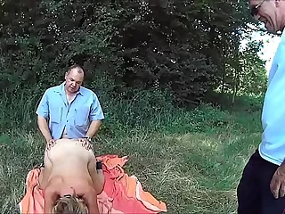 Suzisoumise naked in a field